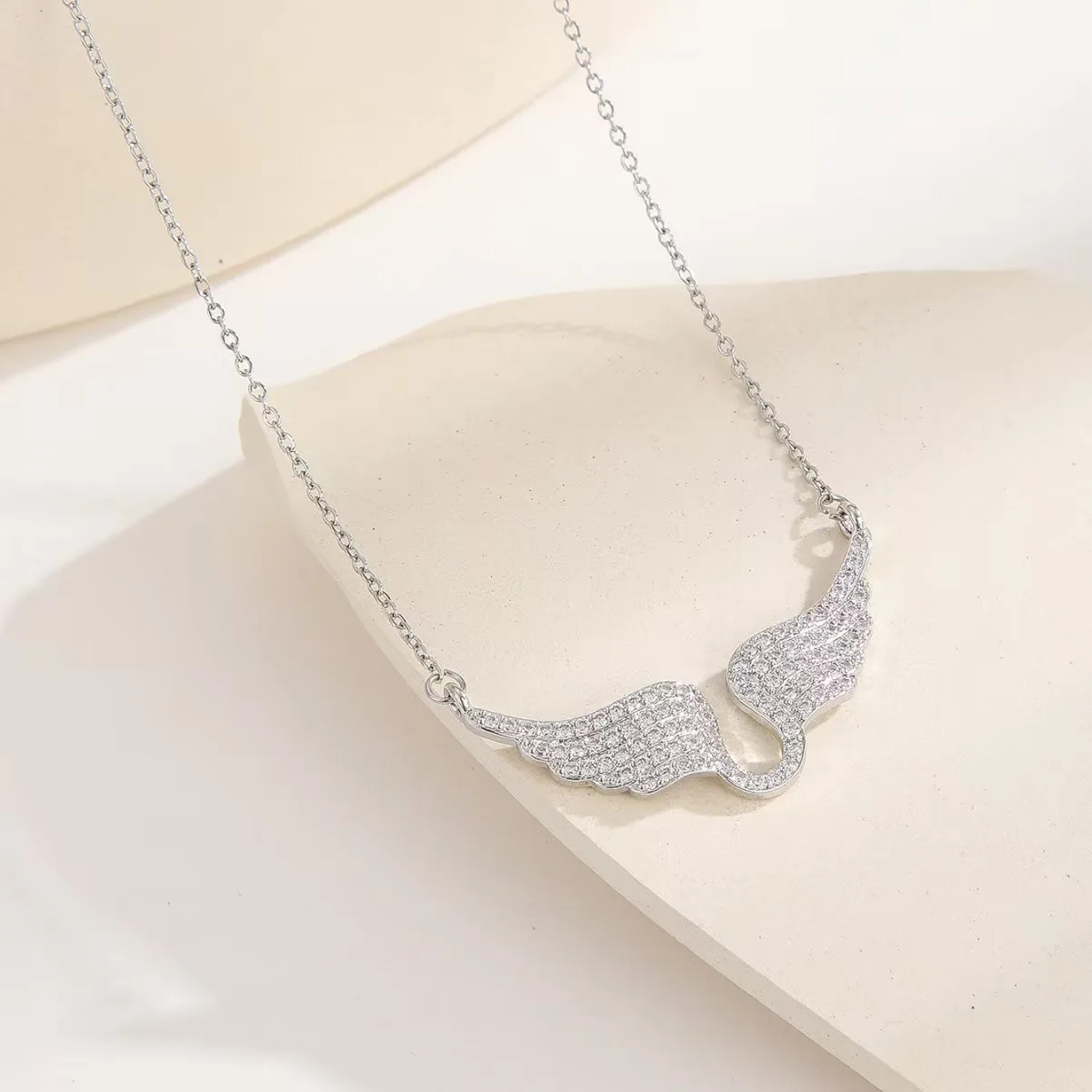 Exquisite Luxuriöse Glänzende Zirkonbesetzte Goldfarbene Engelsflügel-Anhänger-Halskette Für Damen Mode-Designer-Schmuck-Accessoires Exquisite Luxuriöse Glänzende Zirkonbesetzte Goldfarbene Engelsflügel-Anhänger-Halskette Für Damen Mode-Designer-Schmuck-Accessoires - Image 7