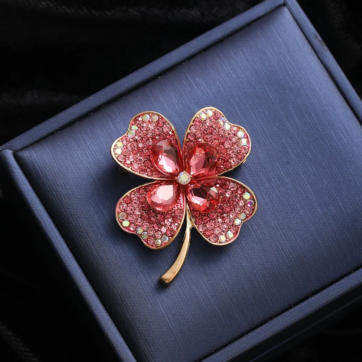Blaue Farbe Strass Kleeblatt Broschen Für Frauen Dame Blume Party Anstecknadeln Geschenke Blaue Farbe Strass Kleeblatt Broschen Für Frauen Dame Blume Party Anstecknadeln Geschenke - Image 8