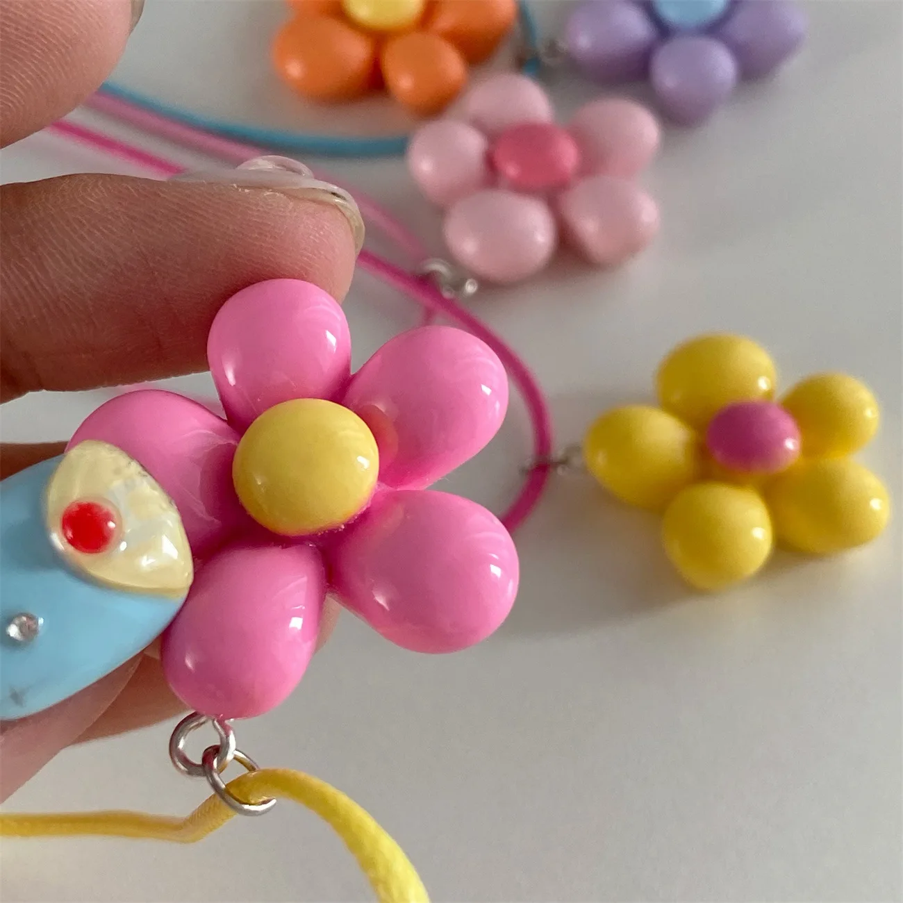 Lats Süße Bunte Blumen-Anhänger-Halskette Für Frauen Und Mädchen, Blumen-Design, Seilkette, Halsreifen, Modeschmuck, Geschenk Lats Süße Bunte Blumen-Anhänger-Halskette Für Frauen Und Mädchen, Blumen-Design, Seilkette, Halsreifen, Modeschmuck, Geschenk - Image 4