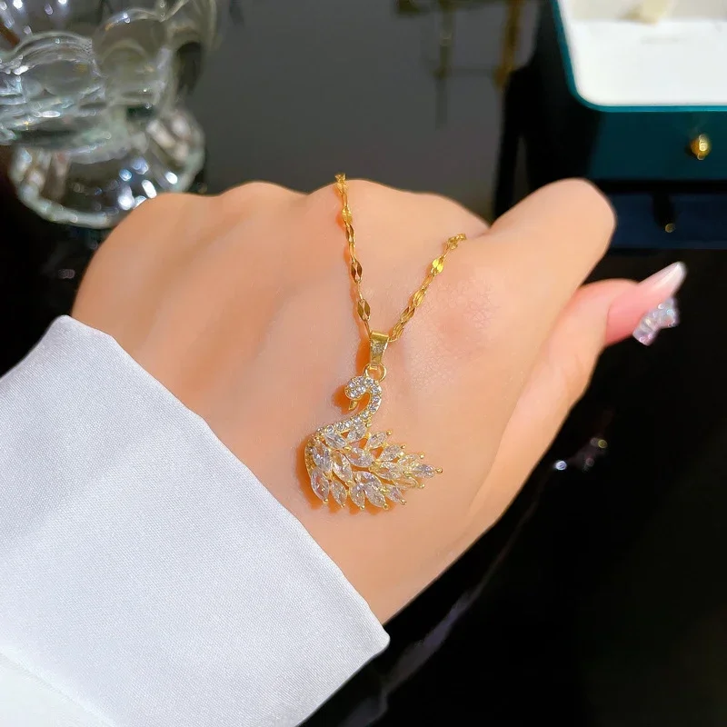 Neue Exquisite Voller Kristall Rosa Schwan Anhänger Halskette Für Frauen Luxus Gold Farbe Edelstahl Kragen Korea Schmuck Farbecht Neue Exquisite Voller Kristall Rosa Schwan Anhänger Halskette Für Frauen Luxus Gold Farbe Edelstahl Kragen Korea Schmuck Farbecht - Image 5