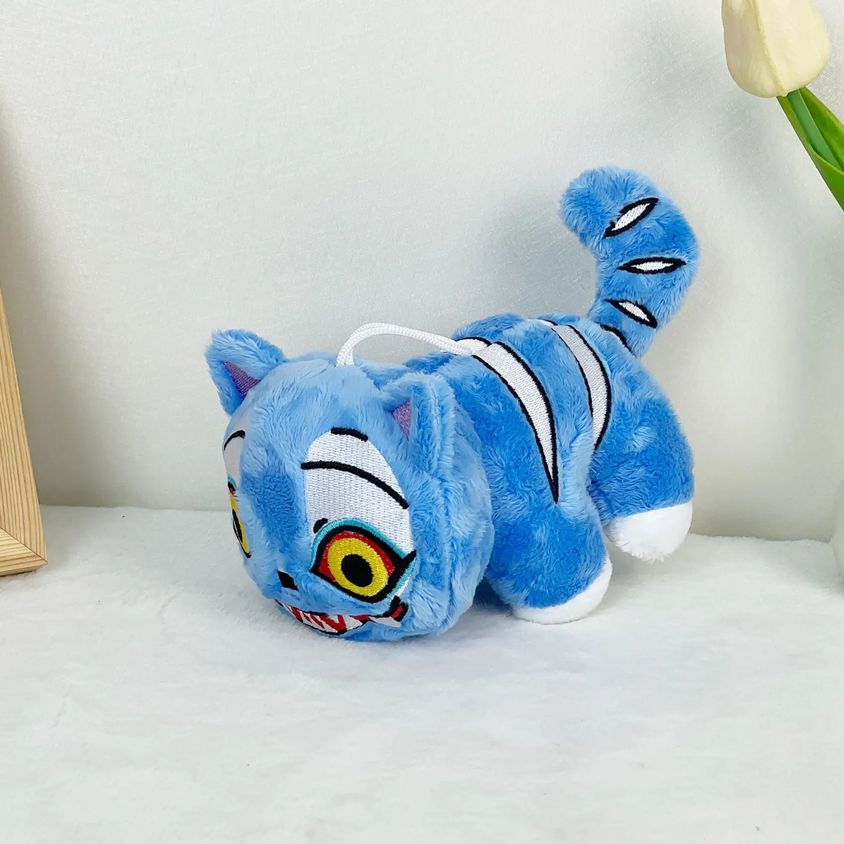 Neue, Angesagte Anime-Hunter-Plüschfigur: Süßer Lila Tiger Mit Schwarzem Hut, Elster Mit 3 Augen, Monsterjäger-Mädchen-Gruppe, Stofftier Für Fans Als Geschenk Neue, Angesagte Anime-Hunter-Plüschfigur: Süßer Lila Tiger Mit Schwarzem Hut, Elster Mit 3 Augen, Monsterjäger-Mädchen-Gruppe, Stofftier Für Fans Als Geschenk - Image 5