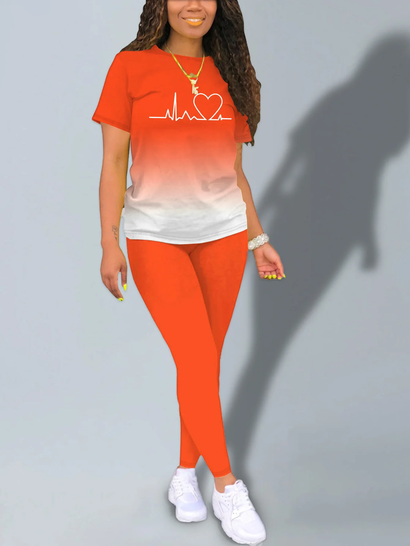 Damen Sommer Outfit Mit Herz-Print Und Farbverlauf – Lässiges Zweiteiliges Set Für Warme Tage Damen Sommer Outfit Mit Herz-Print Und Farbverlauf – Lässiges Zweiteiliges Set Für Warme Tage - Image 3