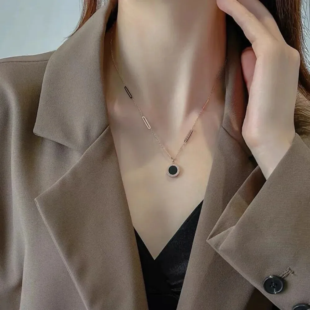 Klassische Edelstahl-Halskette Mit Römischem Digitalem Wafer-Anhänger Für Frauen, Charm-Geometrie, Runde Muschel-Chokerketten, Schmuck, Geschenke Klassische Edelstahl-Halskette Mit Römischem Digitalem Wafer-Anhänger Für Frauen, Charm-Geometrie, Runde Muschel-Chokerketten, Schmuck, Geschenke - Image 3