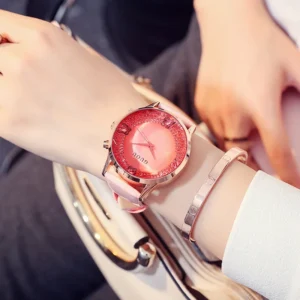 Neue High-End-Auswahl von Damenuhren. Trendige und stilvolle Quarzuhren mit einfachen und eleganten großen Zifferblättern und Lederarmbändern