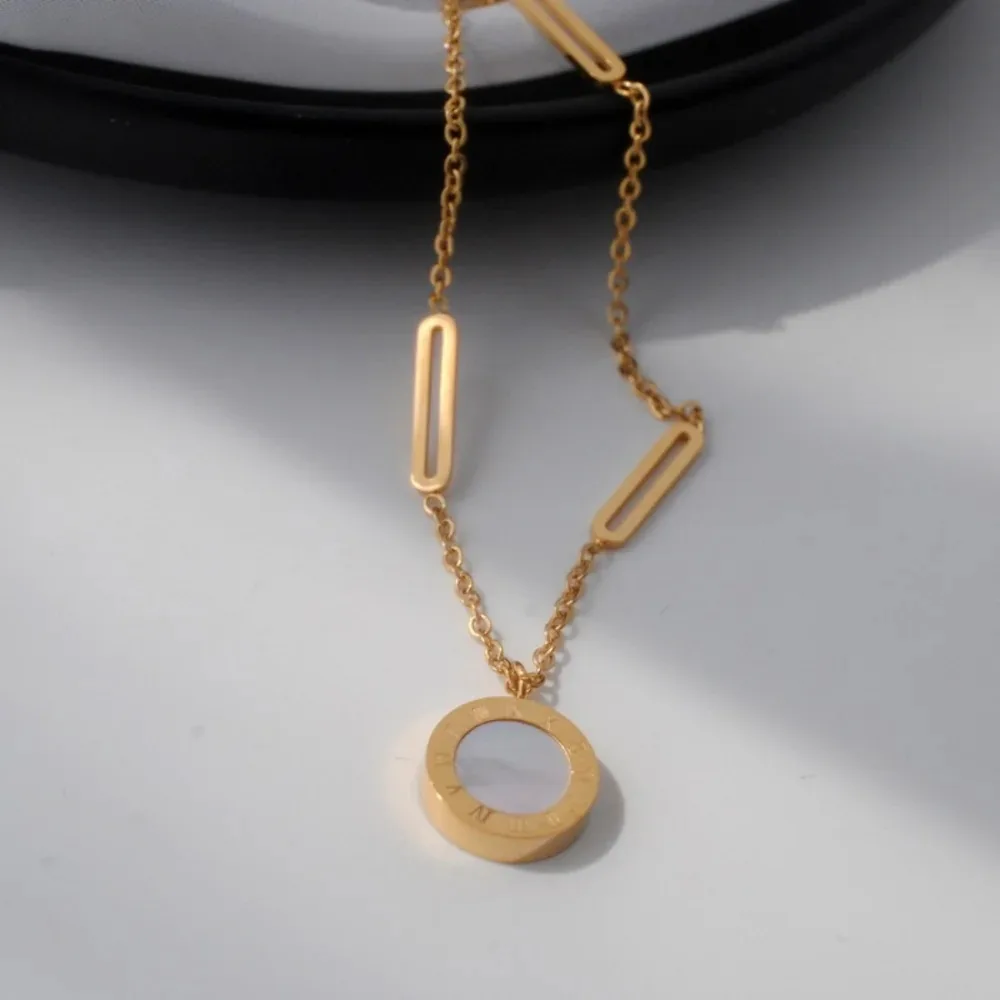 Klassische Edelstahl-Halskette Mit Römischem Digitalem Wafer-Anhänger Für Frauen, Charm-Geometrie, Runde Muschel-Chokerketten, Schmuck, Geschenke Klassische Edelstahl-Halskette Mit Römischem Digitalem Wafer-Anhänger Für Frauen, Charm-Geometrie, Runde Muschel-Chokerketten, Schmuck, Geschenke - Image 6