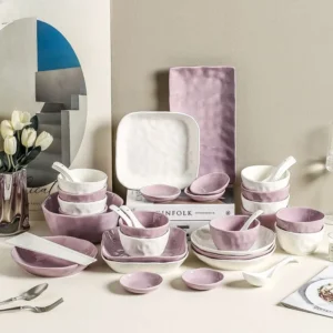 Lila milchweißes Keramik-Geschirrset, hochwertige französische Schüssel- und Tellerkombination, ein komplettes Set.