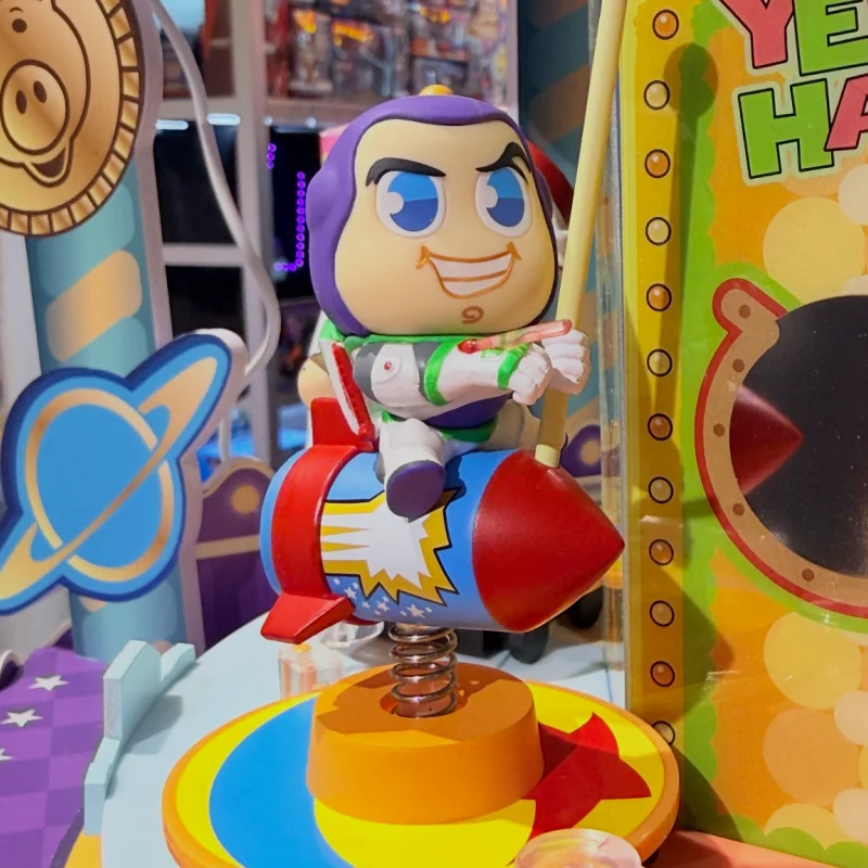 Original Hot Toys Disney Toy Story Karussell Buzz Lightyear Blind Box Komplettset Figur Puppe Desktop-Ornament Überraschungsgeschenk Auf Lager Original Hot Toys Disney Toy Story Karussell Buzz Lightyear Blind Box Komplettset Figur Puppe Desktop-Ornament Überraschungsgeschenk Auf Lager - Image 4