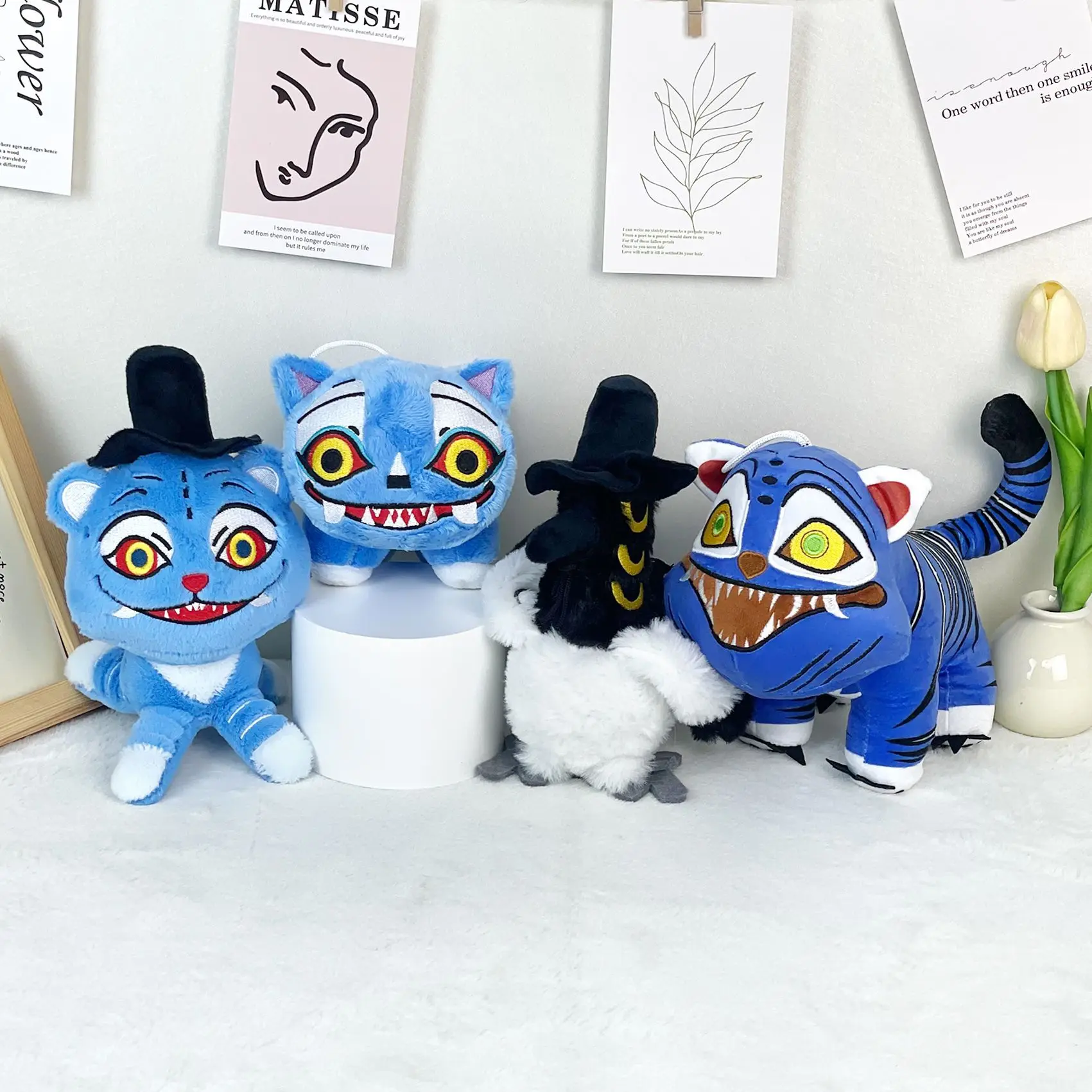 Neue, Angesagte Anime-Hunter-Plüschfigur: Süßer Lila Tiger Mit Schwarzem Hut, Elster Mit 3 Augen, Monsterjäger-Mädchen-Gruppe, Stofftier Für Fans Als Geschenk Neue, Angesagte Anime-Hunter-Plüschfigur: Süßer Lila Tiger Mit Schwarzem Hut, Elster Mit 3 Augen, Monsterjäger-Mädchen-Gruppe, Stofftier Für Fans Als Geschenk - Image 2