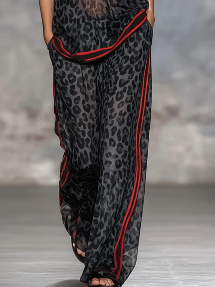 Damen Hosenanzug Sommer – V-Ausschnitt Oberteil Mit Leopardenmuster Und Weiter Hose Damen Hosenanzug Sommer – V-Ausschnitt Oberteil Mit Leopardenmuster Und Weiter Hose - Image 3