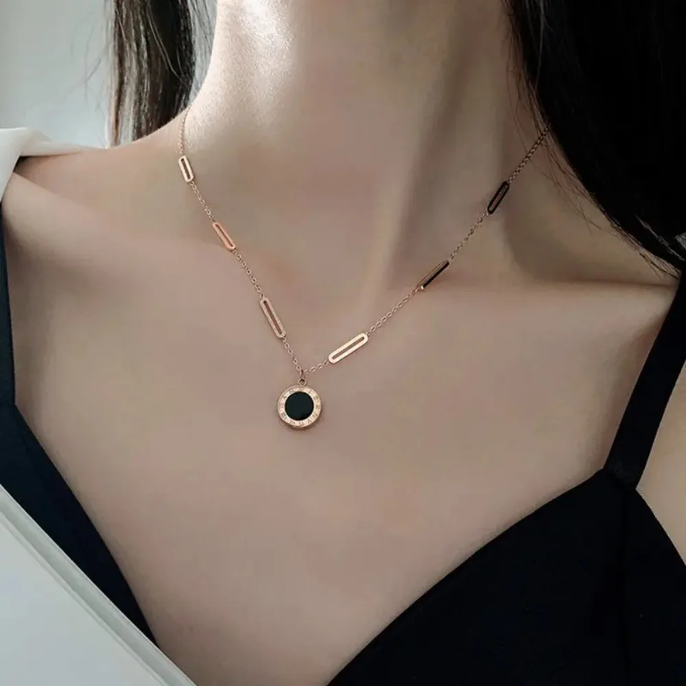 Klassische Edelstahl-Halskette Mit Römischem Digitalem Wafer-Anhänger Für Frauen, Charm-Geometrie, Runde Muschel-Chokerketten, Schmuck, Geschenke Klassische Edelstahl-Halskette Mit Römischem Digitalem Wafer-Anhänger Für Frauen, Charm-Geometrie, Runde Muschel-Chokerketten, Schmuck, Geschenke - Image 2