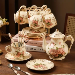 Set mit blühenden Sträuchern, Teetassen und Untertassen, Teeset, Teetassen-Set aus elfenbeinfarbenem Keramik mit Blumenmuster und goldenem Gestell, Kaffeetassen-Set