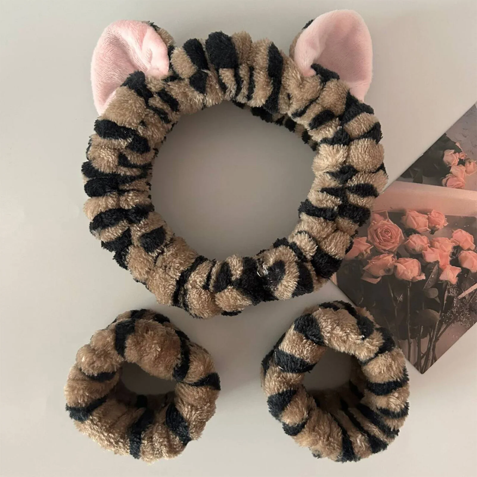 Niedliches Haarband mit Katzenohren und Armbändern, Plüsch-Stirnband zum Waschen des Gesichts, geeignet für Frauen und Männer, lässige Kopfbedeckung für zu Hause – Bild 4