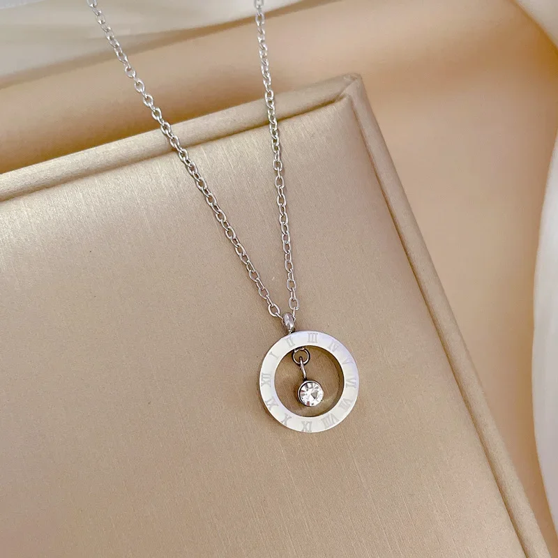 Klassische Edelstahl-Halskette Mit Römischem Digitalem Wafer-Anhänger Für Frauen, Charm-Geometrie, Runde Muschel-Chokerketten, Schmuck, Geschenke Klassische Edelstahl-Halskette Mit Römischem Digitalem Wafer-Anhänger Für Frauen, Charm-Geometrie, Runde Muschel-Chokerketten, Schmuck, Geschenke - Image 13