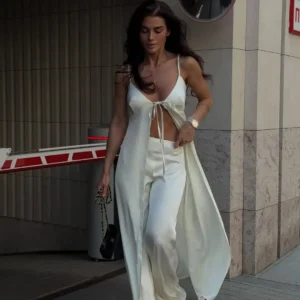Weißes Satin-Set mit Spaghettiträgern und Schnürung vorne, 2-teilig, minimalistisches, tief ausgeschnittenes, ärmelloses, einfarbiges Outfit für Sommer 2026, Street-Date- und Party-Look