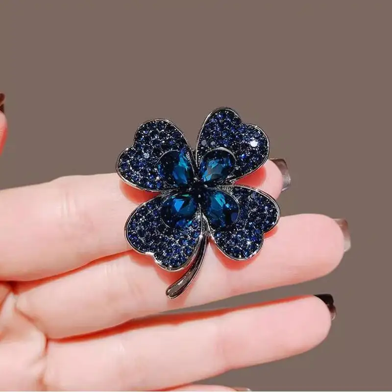Blaue Farbe Strass Kleeblatt Broschen Für Frauen Dame Blume Party Anstecknadeln Geschenke Blaue Farbe Strass Kleeblatt Broschen Für Frauen Dame Blume Party Anstecknadeln Geschenke - Image 4