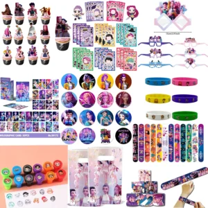 Heiße K-Pop Geburtstagsparty-Geschenke: Cartoon-Kinder-Geschenkset – Wiederverwendbarer Strohhalm, Stempelaufkleber, Armband, Schlüsselanhänger, Anstecknadel, Spielbelohnung, Souvenir