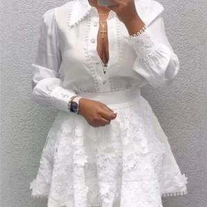 Neue Frühlings- und Sommermode für Damen: Oberteile und Röcke, zweiteiliger Rockanzug, eleganter, lässiger, weißer Urlaubs-Zweiteiler für Frauen.