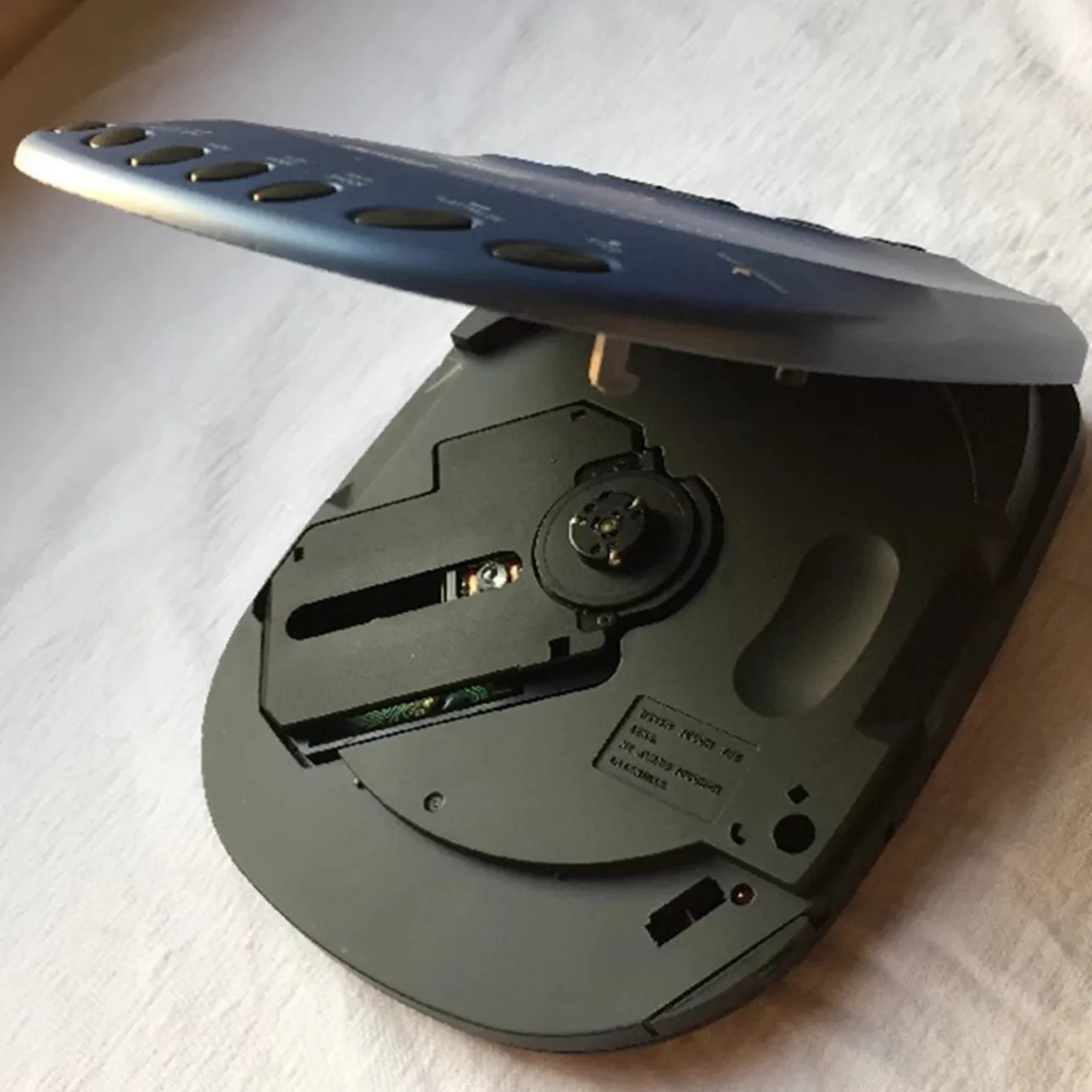 Tragbarer Cd-Walkman Mit Lcd-Display, Fm-Radio, Stoßfestem Disc-System &Amp; 3,5-Mm-Audioanschluss – Für Cd Tragbarer Cd-Walkman Mit Lcd-Display, Fm-Radio, Stoßfestem Disc-System &Amp; 3,5-Mm-Audioanschluss – Für Cd - Image 2
