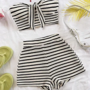 Elegantes 2-teiliges modisches gestreiftes Damen-Set mit Oberteil mit Schmetterlingsdetail und Shorts mit hoher Taille, perfekt für Urlaub, Datum, Aftern