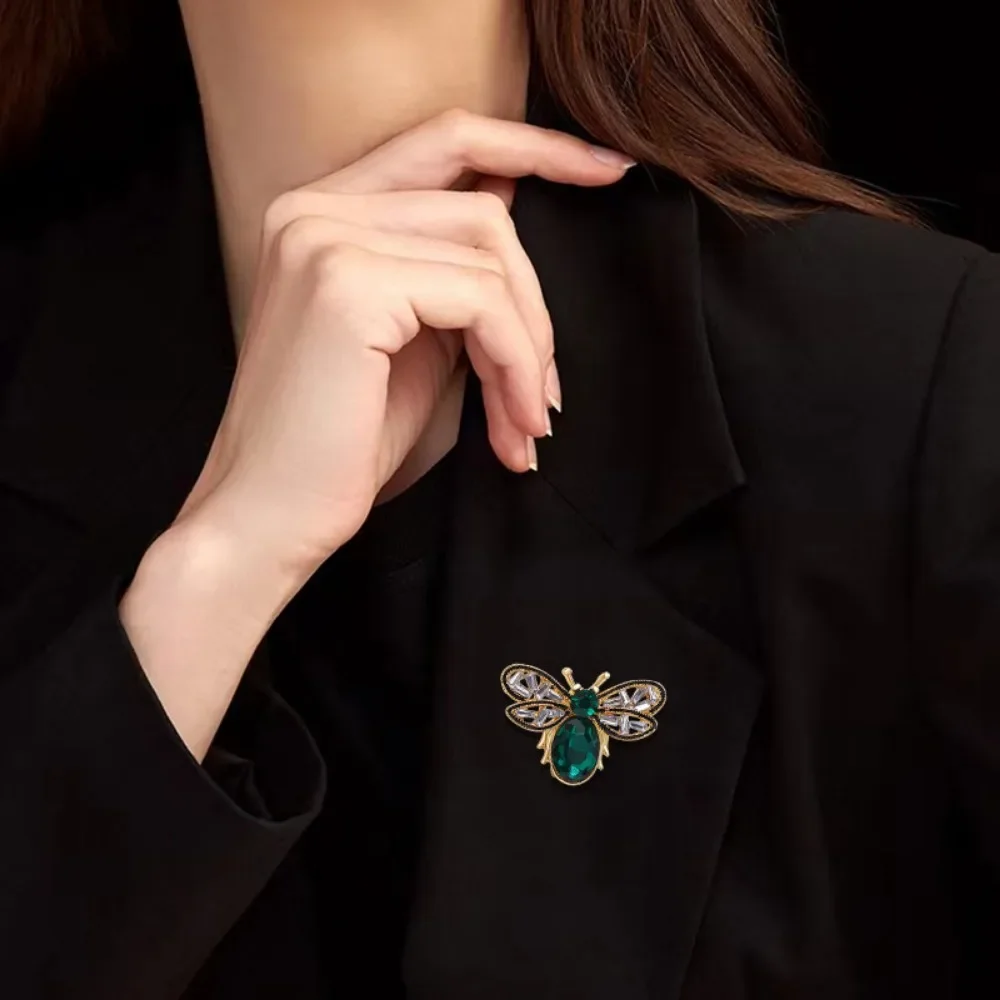 Hochwertige Grüne Kristall-Bienenbroschen Luxuriöse Strass-Insekten-Anstecknadeln Für Kragen Hut Schal Deko Modeschmuck Geschenke Hochwertige Grüne Kristall-Bienenbroschen Luxuriöse Strass-Insekten-Anstecknadeln Für Kragen Hut Schal Deko Modeschmuck Geschenke - Image 4