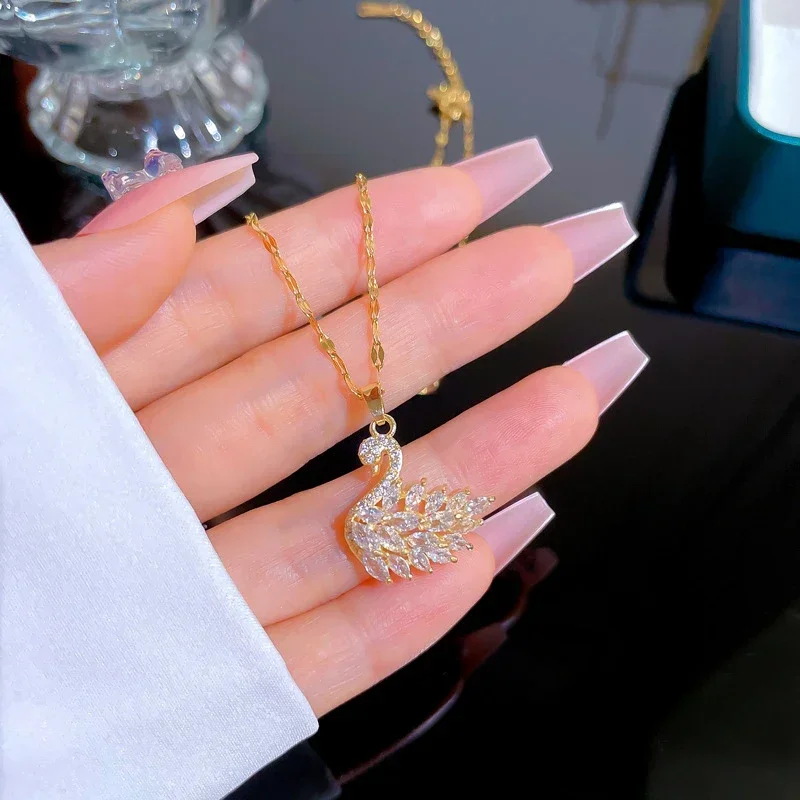 Neue Exquisite Voller Kristall Rosa Schwan Anhänger Halskette Für Frauen Luxus Gold Farbe Edelstahl Kragen Korea Schmuck Farbecht Neue Exquisite Voller Kristall Rosa Schwan Anhänger Halskette Für Frauen Luxus Gold Farbe Edelstahl Kragen Korea Schmuck Farbecht - Image 4
