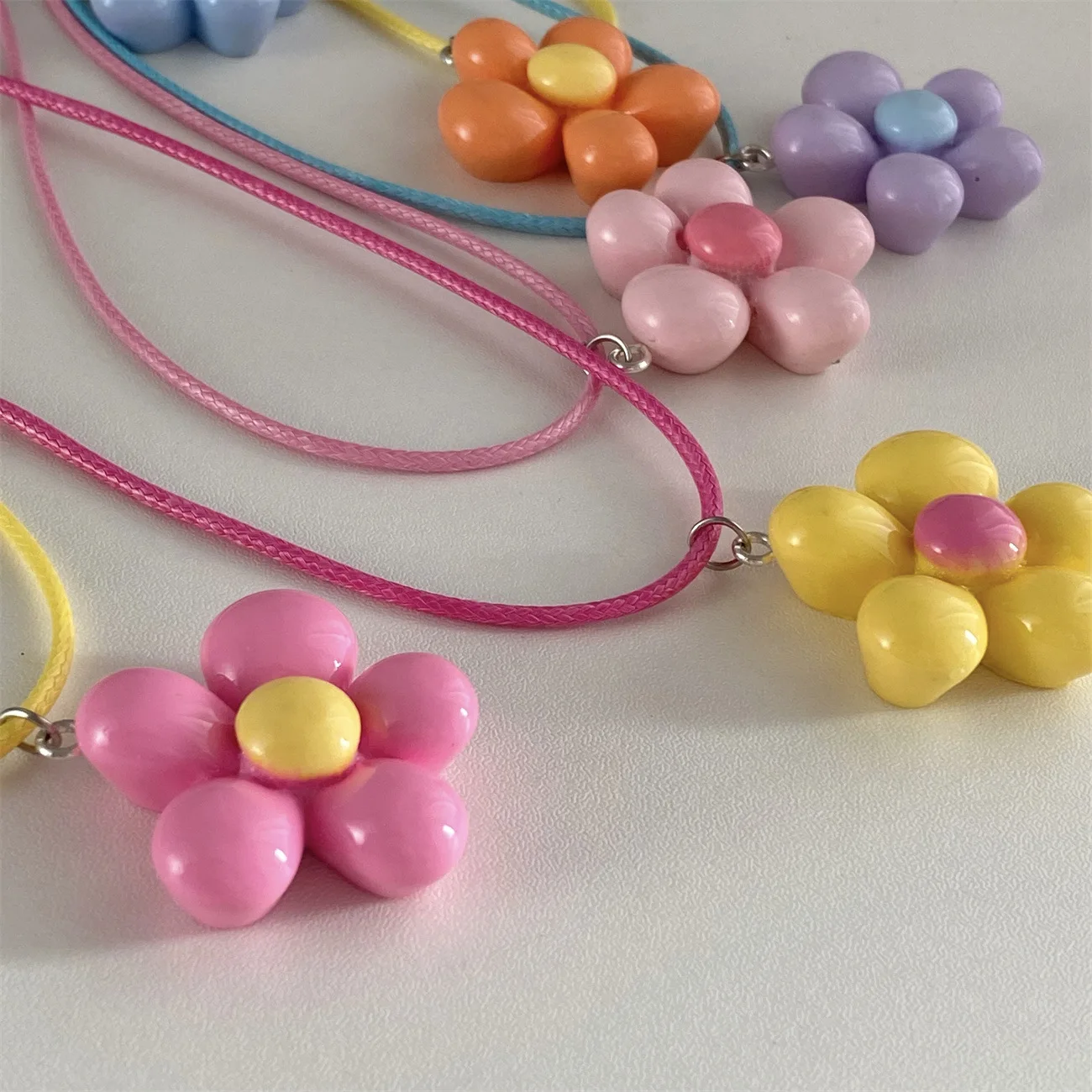 Lats Süße Bunte Blumen-Anhänger-Halskette Für Frauen Und Mädchen, Blumen-Design, Seilkette, Halsreifen, Modeschmuck, Geschenk Lats Süße Bunte Blumen-Anhänger-Halskette Für Frauen Und Mädchen, Blumen-Design, Seilkette, Halsreifen, Modeschmuck, Geschenk - Image 3
