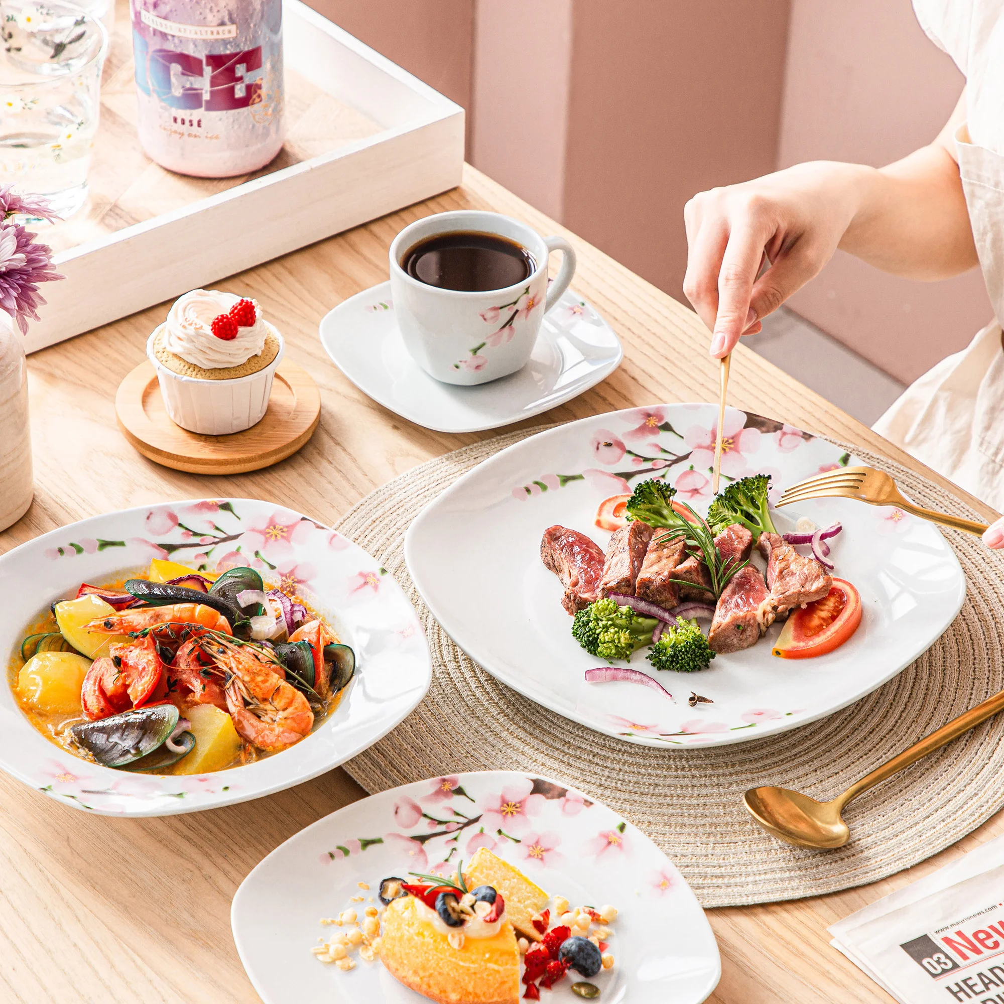 Veweet 30/60-Teiliges Teller-Set Aus Weißem Keramik-Rosa-Blumenporzellan Mit 6-Teiligem Speiseteller/Suppe/Dessert/Tassen/Tauchern Für 6–12 Personen Veweet 30/60-Teiliges Teller-Set Aus Weißem Keramik-Rosa-Blumenporzellan Mit 6-Teiligem Speiseteller/Suppe/Dessert/Tassen/Tauchern Für 6–12 Personen - Image 2