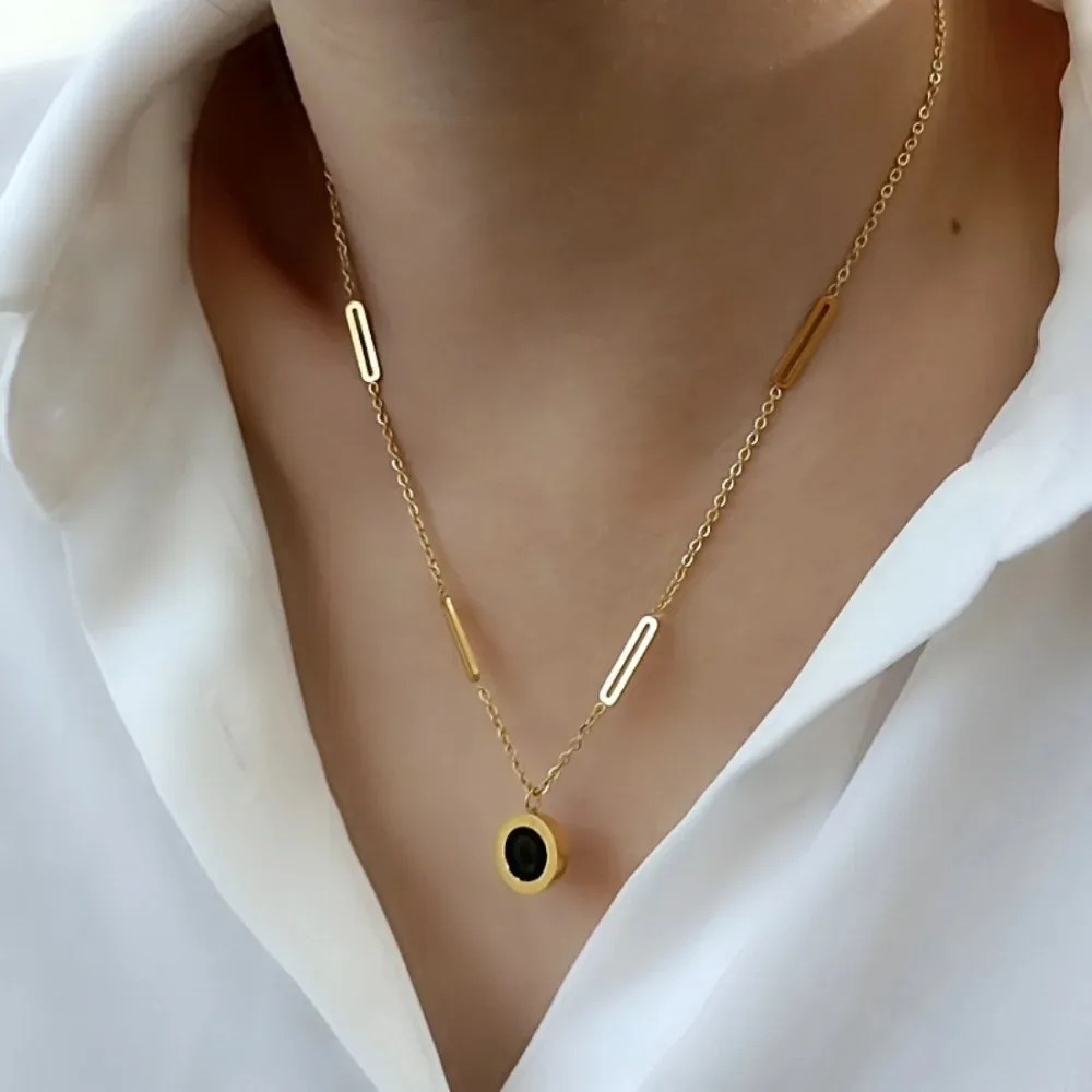 Klassische Edelstahl-Halskette Mit Römischem Digitalem Wafer-Anhänger Für Frauen, Charm-Geometrie, Runde Muschel-Chokerketten, Schmuck, Geschenke Klassische Edelstahl-Halskette Mit Römischem Digitalem Wafer-Anhänger Für Frauen, Charm-Geometrie, Runde Muschel-Chokerketten, Schmuck, Geschenke