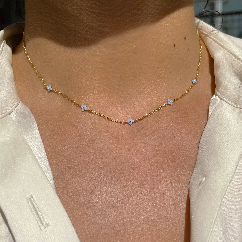 Neue Design Winzige Blaue Blume Halskette Für Frauen Gold Farbe Nette Anhänger Halskette Trendy Weibliche Geburtstag Schmuck Bijoux Geschenk Neue Design Winzige Blaue Blume Halskette Für Frauen Gold Farbe Nette Anhänger Halskette Trendy Weibliche Geburtstag Schmuck Bijoux Geschenk