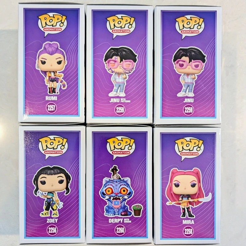 Funko Pop Huntr/X K-Pop Demon Hunters Derpy Mit Sussie Rumi Zoey Jinu Mira Vinylfigur, Sammlermodell, Desktop-Ornament, Geschenk Funko Pop Huntr/X K-Pop Demon Hunters Derpy Mit Sussie Rumi Zoey Jinu Mira Vinylfigur, Sammlermodell, Desktop-Ornament, Geschenk - Image 2