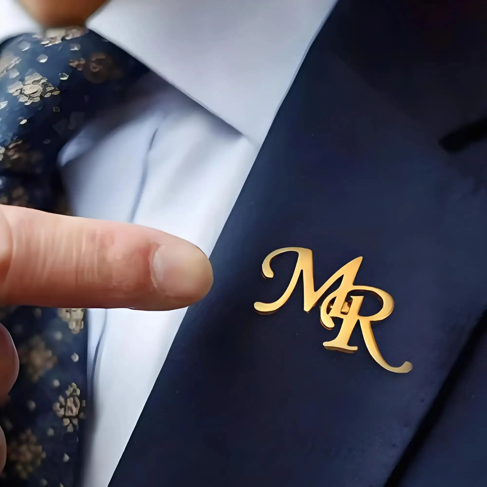 Maßgefertigte Laser-Geschnittene Herren-Kragennadel, Personalisierter Initialen-Schmuck, 18K Vergoldeter Edelstahl, Ideales Hochzeitsgeschenk Maßgefertigte Laser-Geschnittene Herren-Kragennadel, Personalisierter Initialen-Schmuck, 18K Vergoldeter Edelstahl, Ideales Hochzeitsgeschenk - Image 5