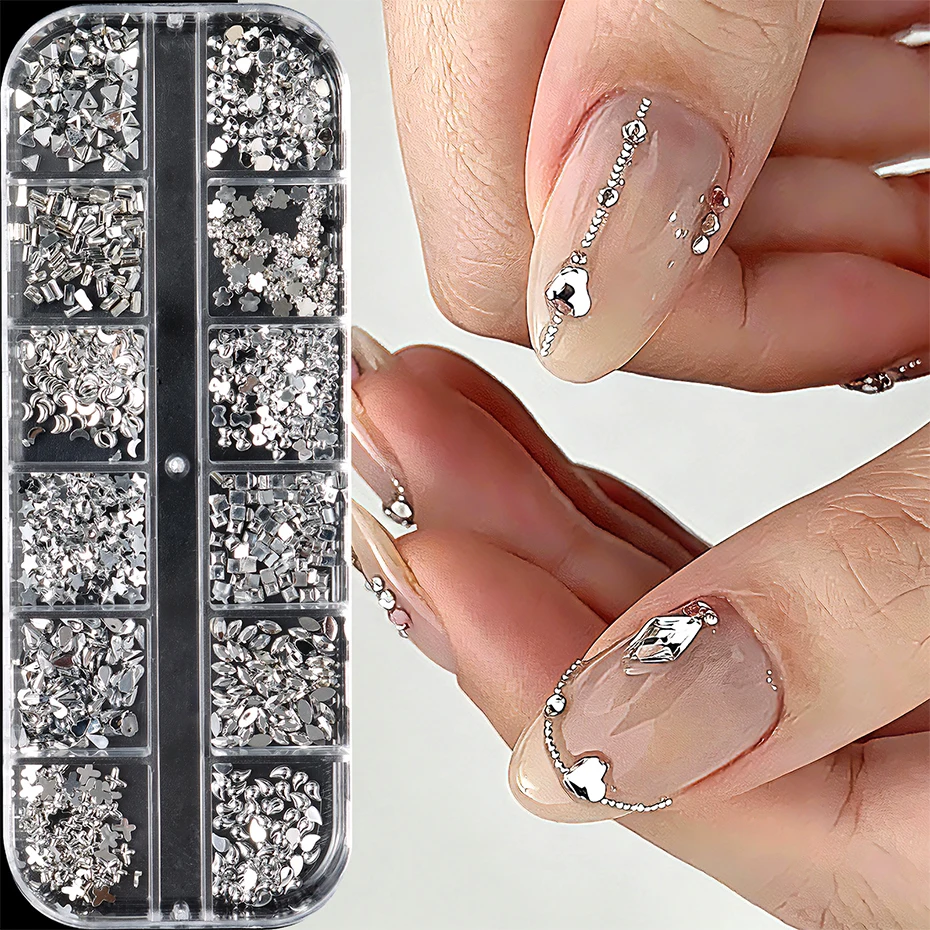 12 Gitter Silberne Strass-Nagelcharms Schmetterling Schleife Stern Mond Herz Dreieck Kristall-Edelsteine 3D Nagelkunst-Dekorationen Zubehör 12 Gitter Silberne Strass-Nagelcharms Schmetterling Schleife Stern Mond Herz Dreieck Kristall-Edelsteine 3D Nagelkunst-Dekorationen Zubehör