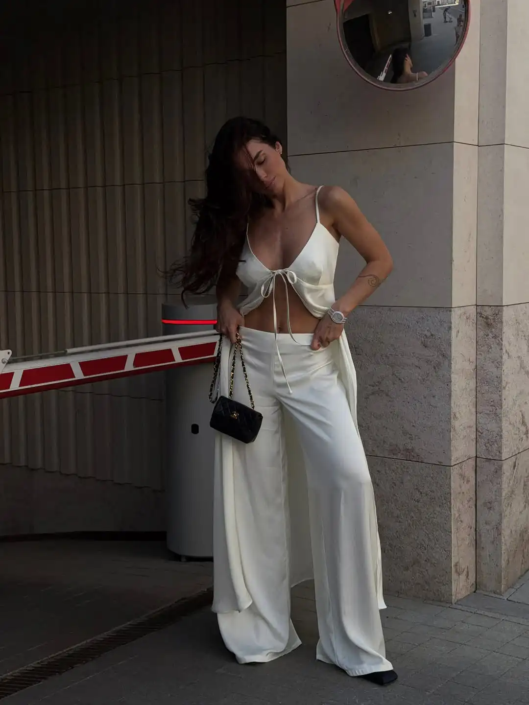 Weißes Satin-Set Mit Spaghettiträgern Und Schnürung Vorne, 2-Teilig, Minimalistisches, Tief Ausgeschnittenes, Ärmelloses, Einfarbiges Outfit Für Sommer 2026, Street-Date- Und Party-Look Weißes Satin-Set Mit Spaghettiträgern Und Schnürung Vorne, 2-Teilig, Minimalistisches, Tief Ausgeschnittenes, Ärmelloses, Einfarbiges Outfit Für Sommer 2026, Street-Date- Und Party-Look - Image 3