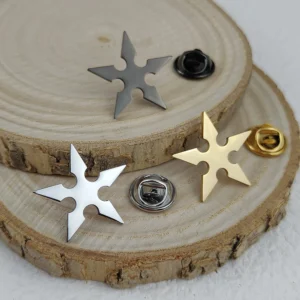 Punk Ninja Pentagram Dart Brosche, Herren Edelstahl Mantel Kragen Pin, ein Geschenk für Ihren Ehemann