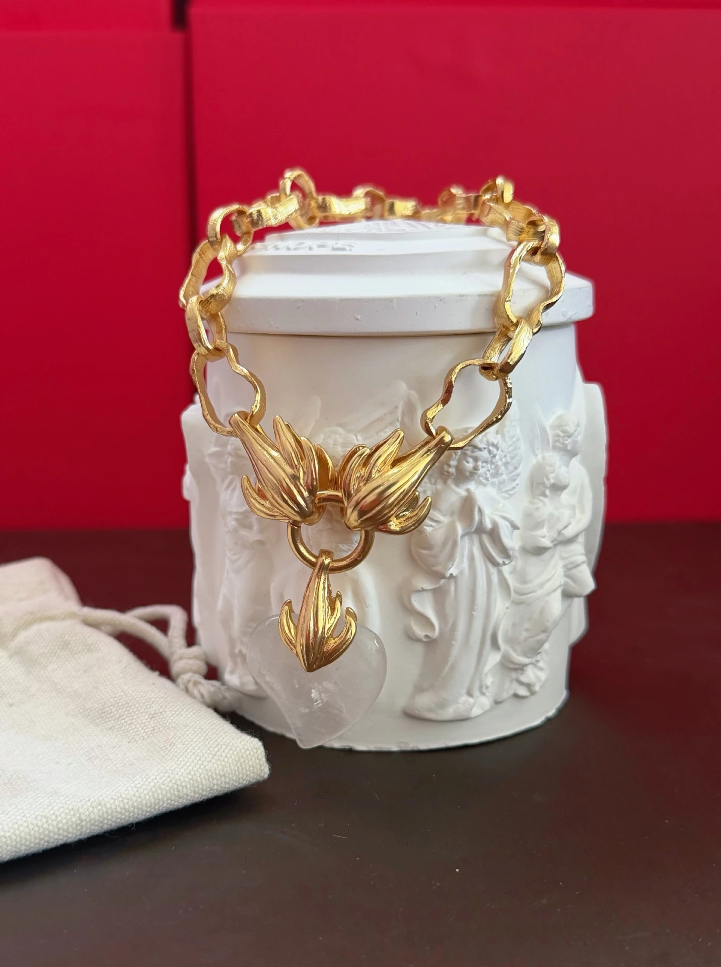 Europäischer Und Amerikanischer Retro-Modeschmuck Mit Einzigartigem Stil, Leichter Luxus-Textur, Herzförmige Halskette Mit Hammermuster. Europäischer Und Amerikanischer Retro-Modeschmuck Mit Einzigartigem Stil, Leichter Luxus-Textur, Herzförmige Halskette Mit Hammermuster. - Image 4