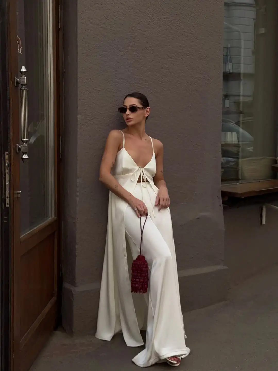 Weißes Satin-Set Mit Spaghettiträgern Und Schnürung Vorne, 2-Teilig, Minimalistisches, Tief Ausgeschnittenes, Ärmelloses, Einfarbiges Outfit Für Sommer 2026, Street-Date- Und Party-Look Weißes Satin-Set Mit Spaghettiträgern Und Schnürung Vorne, 2-Teilig, Minimalistisches, Tief Ausgeschnittenes, Ärmelloses, Einfarbiges Outfit Für Sommer 2026, Street-Date- Und Party-Look - Image 2