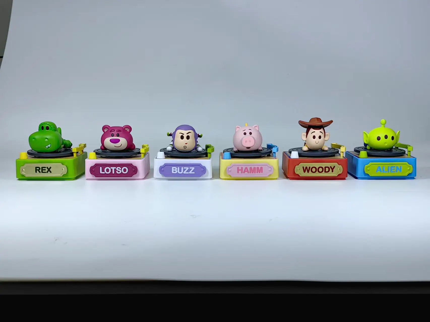 Disney Toy Story 5 Serie Thematischer Plattenspieler Blindbox Sammelfigur Desktop-Ornament Zufälliger Stil Überraschungsgeschenk Disney Toy Story 5 Serie Thematischer Plattenspieler Blindbox Sammelfigur Desktop-Ornament Zufälliger Stil Überraschungsgeschenk - Image 3