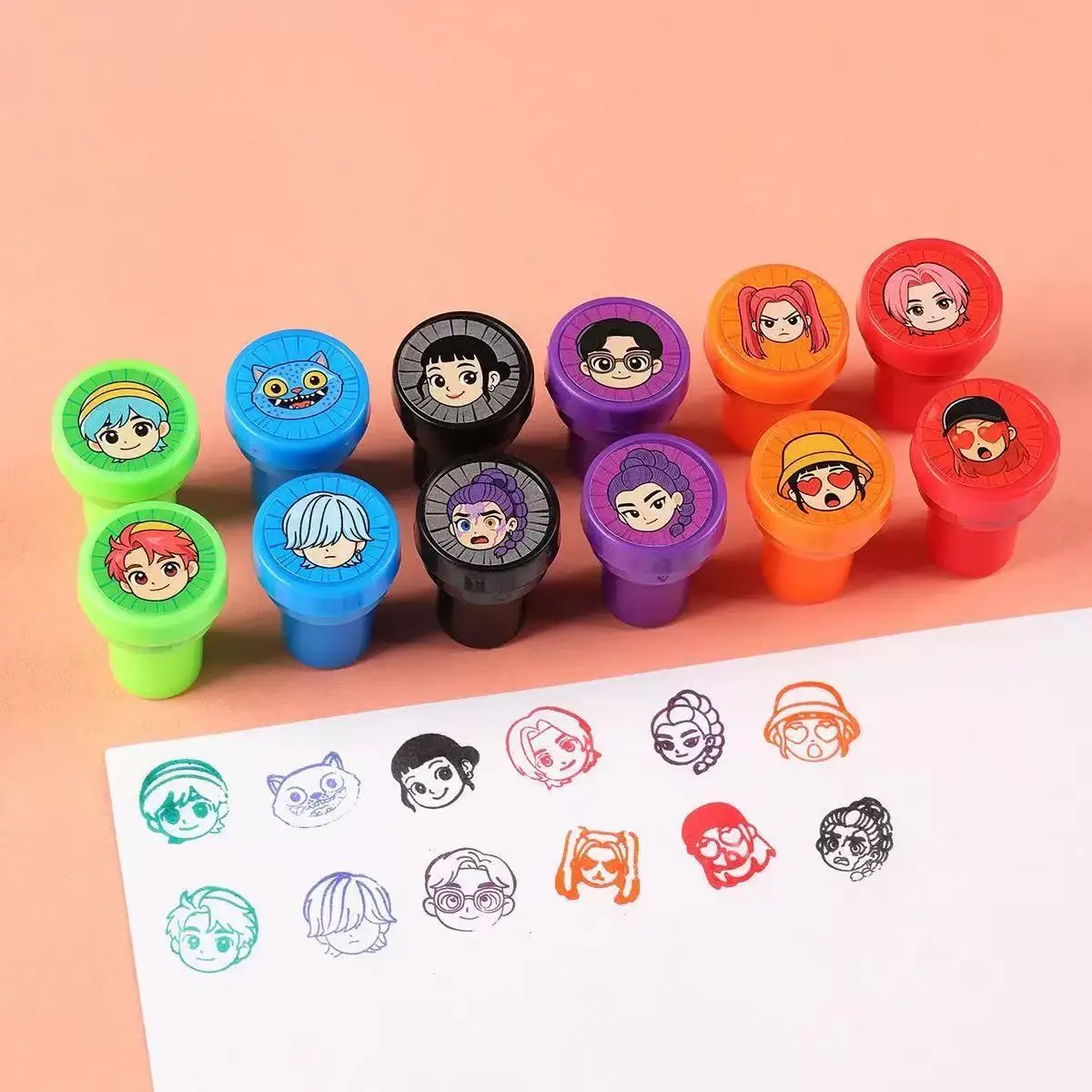 Heiße K-Pop Geburtstagsparty-Geschenke: Cartoon-Kinder-Geschenkset – Wiederverwendbarer Strohhalm, Stempelaufkleber, Armband, Schlüsselanhänger, Anstecknadel, Spielbelohnung, Souvenir Heiße K-Pop Geburtstagsparty-Geschenke: Cartoon-Kinder-Geschenkset – Wiederverwendbarer Strohhalm, Stempelaufkleber, Armband, Schlüsselanhänger, Anstecknadel, Spielbelohnung, Souvenir - Image 4