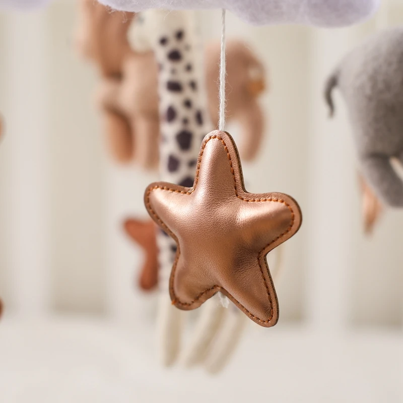 Babymobile Mit Holzrasseln, Weichen Filz-Tierfiguren, Musikbox Und Hängespielzeug Für Neugeborene – Babygeschenke Babymobile Mit Holzrasseln, Weichen Filz-Tierfiguren, Musikbox Und Hängespielzeug Für Neugeborene – Babygeschenke - Image 5