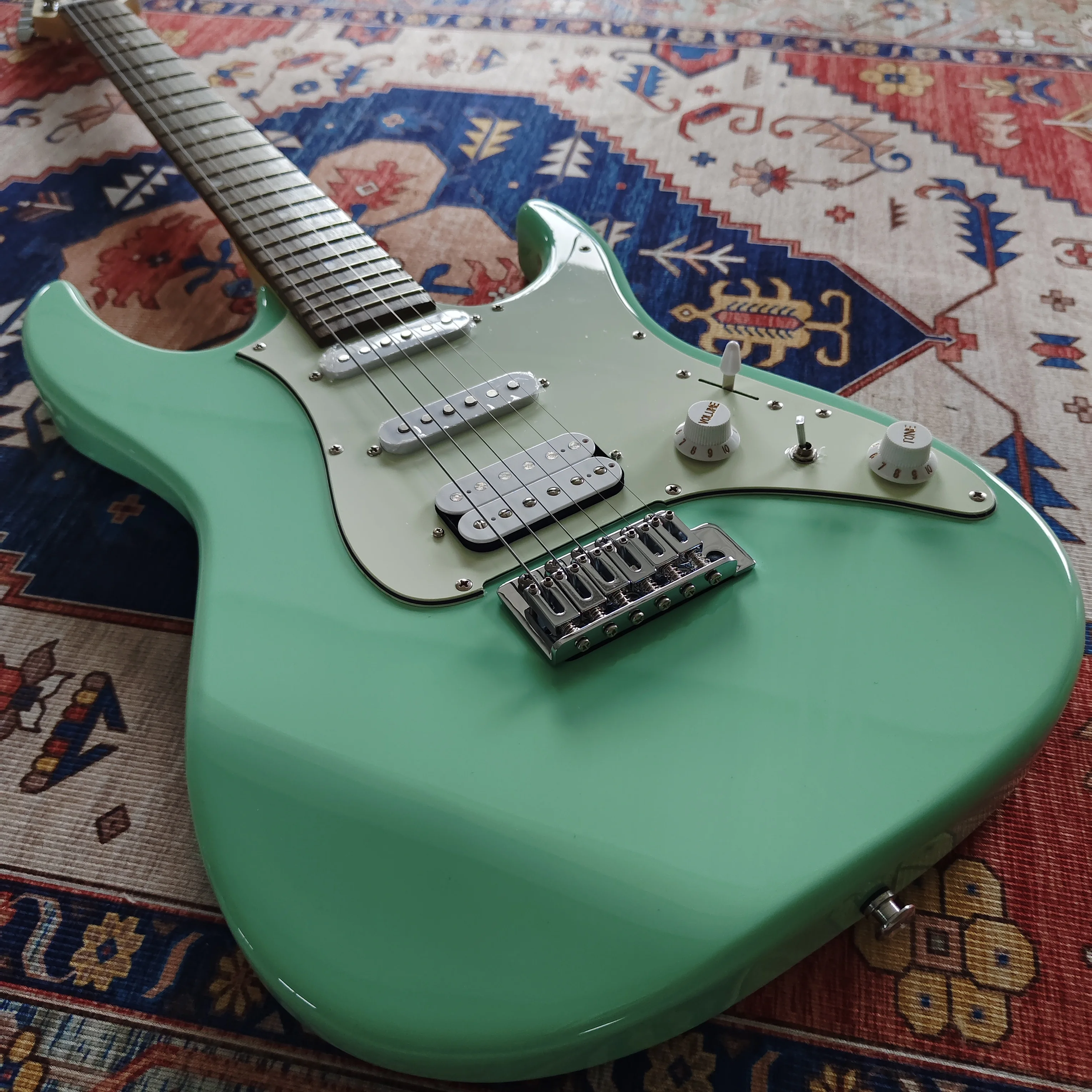 Grüne E-Gitarre Mit 9 Klangfarbenwechseln, Hss-Tonabnehmer, Vibrato Und Einzelsteg Grüne E-Gitarre Mit 9 Klangfarbenwechseln, Hss-Tonabnehmer, Vibrato Und Einzelsteg