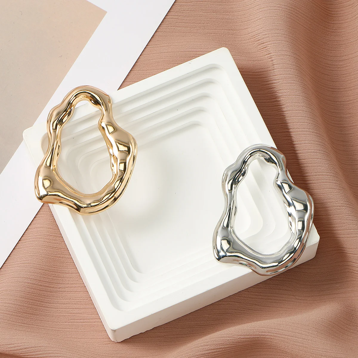 Luxuriöse Helle Goldfarbene Schnallen, Muslimischer Schal, Ring, Hijab-Zubehör, Unregelmäßig Geformte Große Schnallen, Mantelgürtelschnallen Für Damen Luxuriöse Helle Goldfarbene Schnallen, Muslimischer Schal, Ring, Hijab-Zubehör, Unregelmäßig Geformte Große Schnallen, Mantelgürtelschnallen Für Damen - Image 4