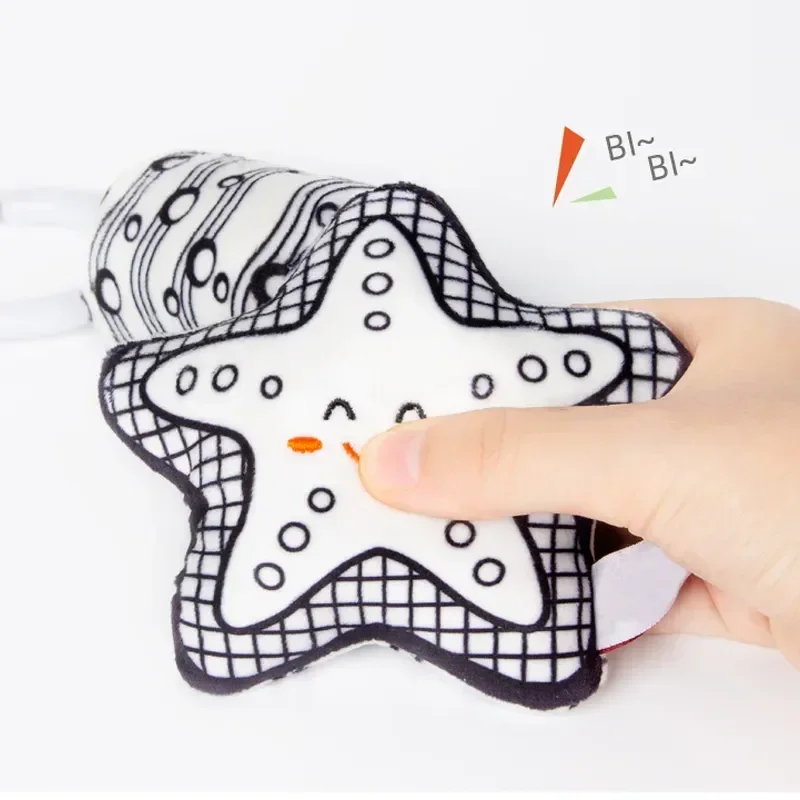 Kinderwagen Bett Hängende Glocke Plüsch Puppe Baby, Kleinkind Rasseln Neugeborenen Schwarz Weiß Visuelle Greifen Fähigkeit Training Spielzeug Pinter Matt Kinderwagen Bett Hängende Glocke Plüsch Puppe Baby, Kleinkind Rasseln Neugeborenen Schwarz Weiß Visuelle Greifen Fähigkeit Training Spielzeug Pinter Matt - Image 2