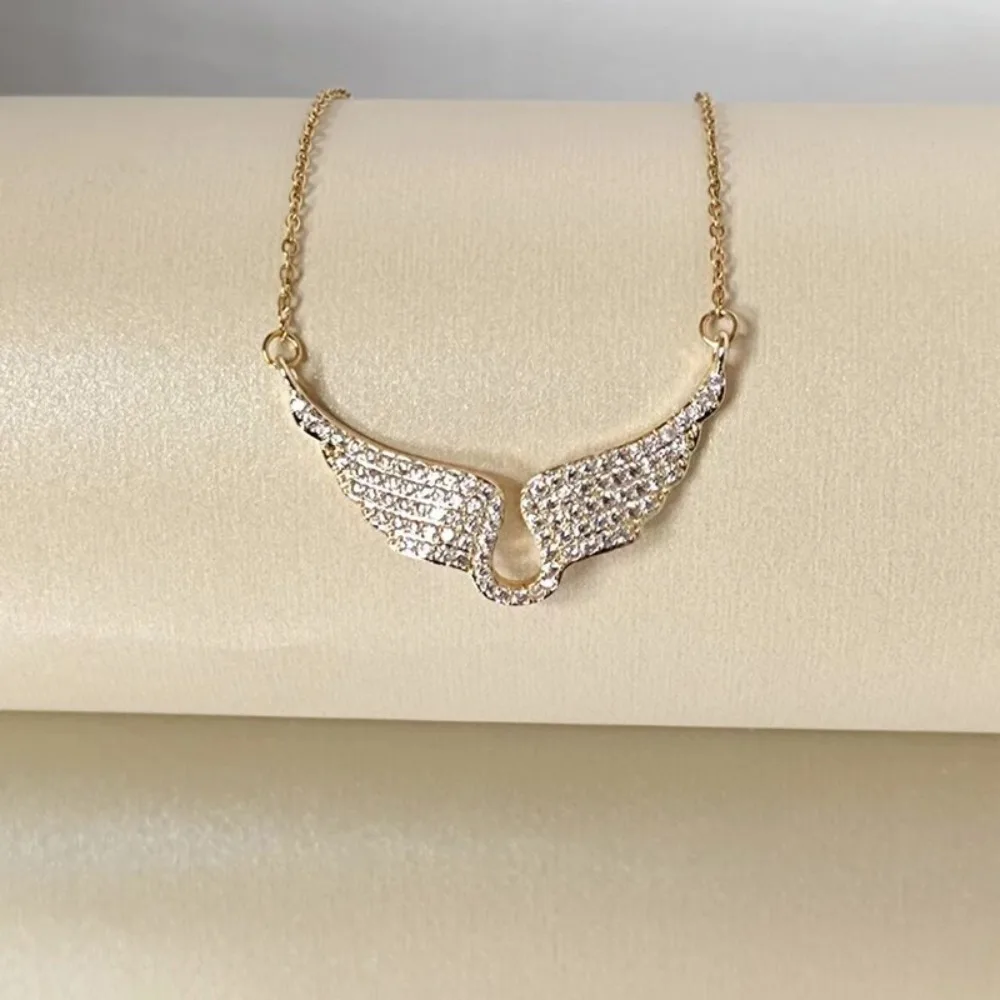 Exquisite Luxuriöse Glänzende Zirkonbesetzte Goldfarbene Engelsflügel-Anhänger-Halskette Für Damen Mode-Designer-Schmuck-Accessoires Exquisite Luxuriöse Glänzende Zirkonbesetzte Goldfarbene Engelsflügel-Anhänger-Halskette Für Damen Mode-Designer-Schmuck-Accessoires - Image 3