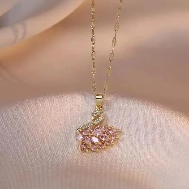 Neue Exquisite Voller Kristall Rosa Schwan Anhänger Halskette Für Frauen Luxus Gold Farbe Edelstahl Kragen Korea Schmuck Farbecht Neue Exquisite Voller Kristall Rosa Schwan Anhänger Halskette Für Frauen Luxus Gold Farbe Edelstahl Kragen Korea Schmuck Farbecht