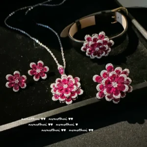 Damen neue Mode Schmuck Sterling Silber zarten roten Zirkon Blume Anhänger Halskette Ohrringe Ring Armband Set für Frauen