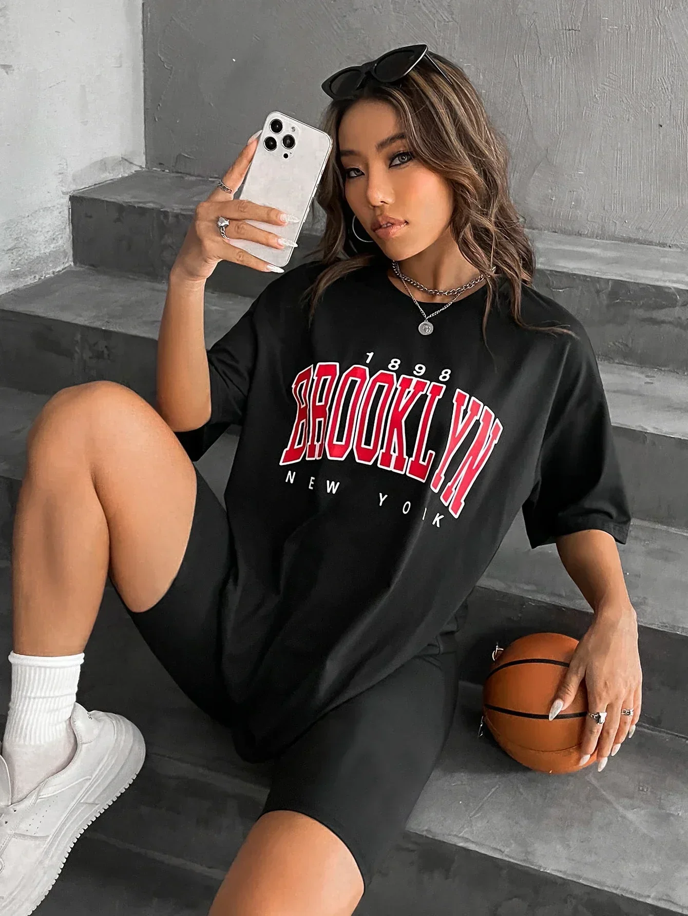 Vintage 1898 Brooklyn New York Damen T-Shirts, Übergröße, Amerikanische Kurzarm-Freizeitkleidung, Street Woman Tops Vintage 1898 Brooklyn New York Damen T-Shirts, Übergröße, Amerikanische Kurzarm-Freizeitkleidung, Street Woman Tops - Image 3