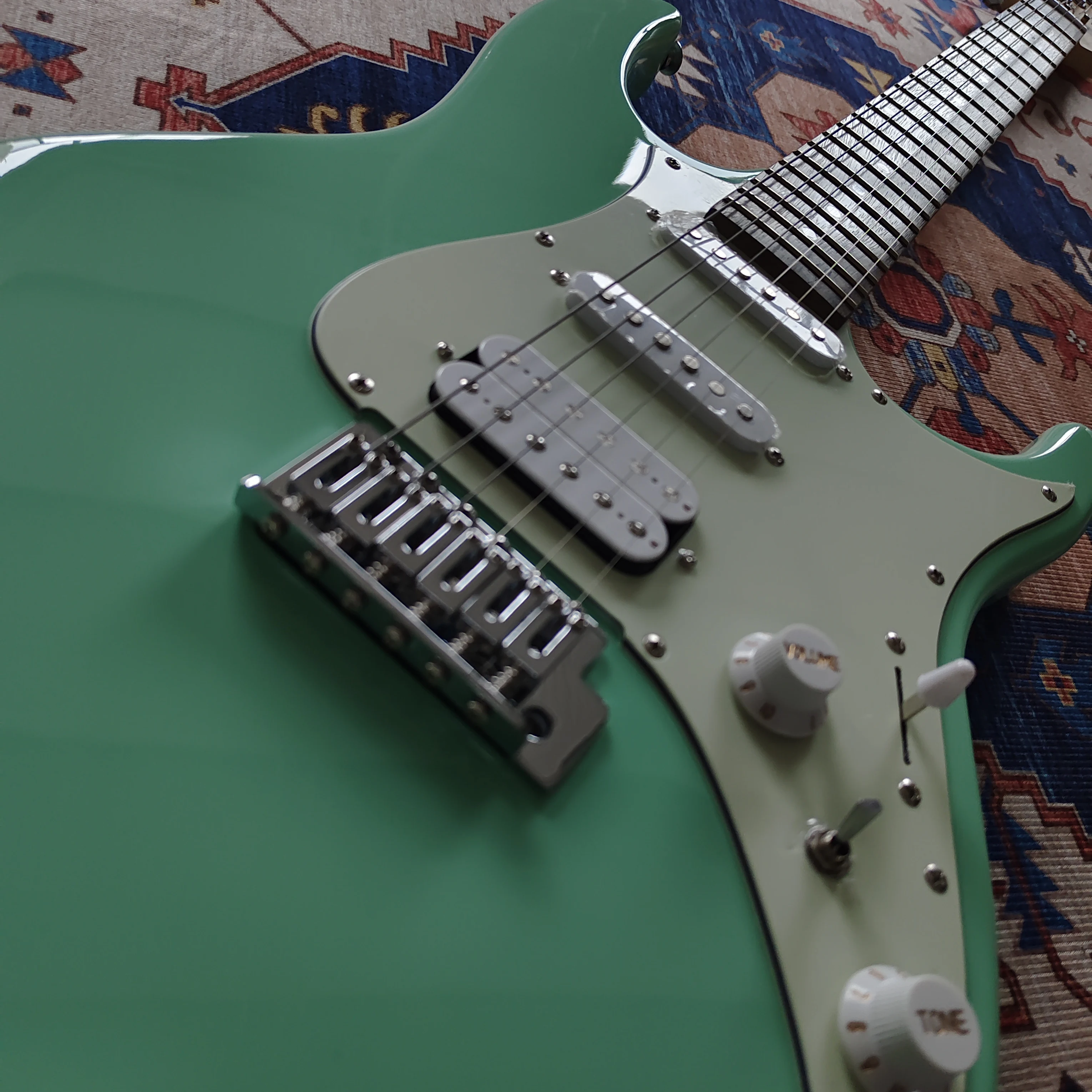 Grüne E-Gitarre Mit 9 Klangfarbenwechseln, Hss-Tonabnehmer, Vibrato Und Einzelsteg Grüne E-Gitarre Mit 9 Klangfarbenwechseln, Hss-Tonabnehmer, Vibrato Und Einzelsteg - Image 2