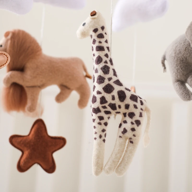 Babymobile Mit Holzrasseln, Weichen Filz-Tierfiguren, Musikbox Und Hängespielzeug Für Neugeborene – Babygeschenke Babymobile Mit Holzrasseln, Weichen Filz-Tierfiguren, Musikbox Und Hängespielzeug Für Neugeborene – Babygeschenke - Image 4