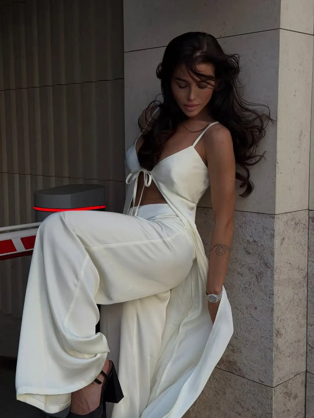 Weißes Satin-Set Mit Spaghettiträgern Und Schnürung Vorne, 2-Teilig, Minimalistisches, Tief Ausgeschnittenes, Ärmelloses, Einfarbiges Outfit Für Sommer 2026, Street-Date- Und Party-Look Weißes Satin-Set Mit Spaghettiträgern Und Schnürung Vorne, 2-Teilig, Minimalistisches, Tief Ausgeschnittenes, Ärmelloses, Einfarbiges Outfit Für Sommer 2026, Street-Date- Und Party-Look - Image 4