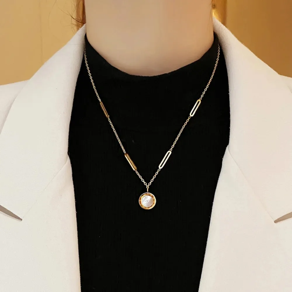 Klassische Edelstahl-Halskette Mit Römischem Digitalem Wafer-Anhänger Für Frauen, Charm-Geometrie, Runde Muschel-Chokerketten, Schmuck, Geschenke Klassische Edelstahl-Halskette Mit Römischem Digitalem Wafer-Anhänger Für Frauen, Charm-Geometrie, Runde Muschel-Chokerketten, Schmuck, Geschenke - Image 4